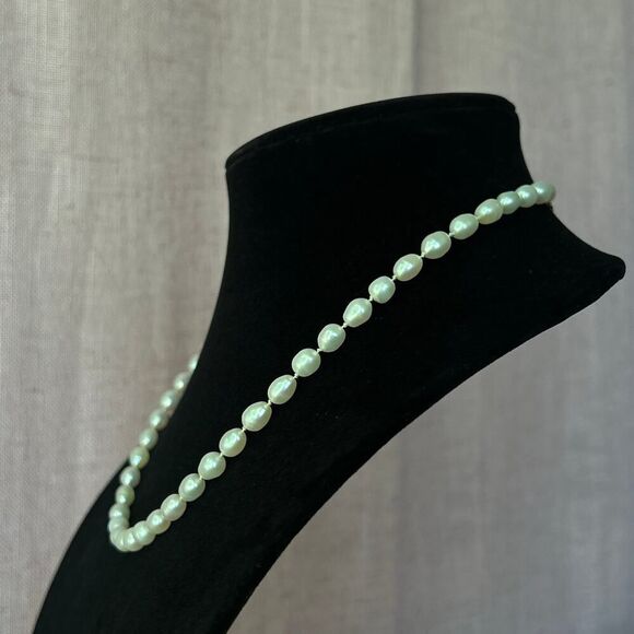 Vintage 19" Freshwater Pearl Necklace with 14K Gold Hook Clasp Hand Knotted - Picture 2 of 7